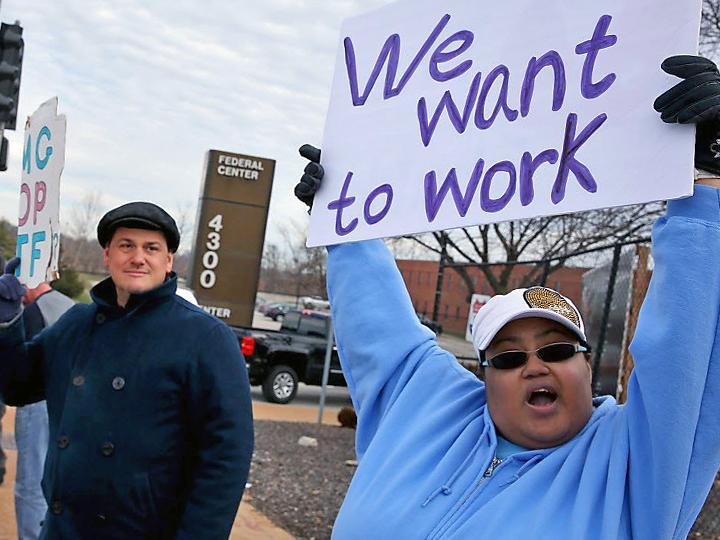 Federal workers in St. Louis protest Trump’s shutdown