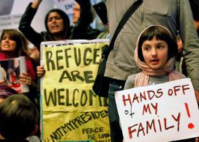 Opponents of the Trump ban demand that the borders be opened at Los Angeles International Airport