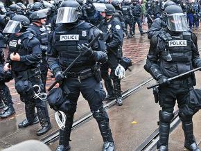 Riot cops descend on protesters in Portland, Oregon
